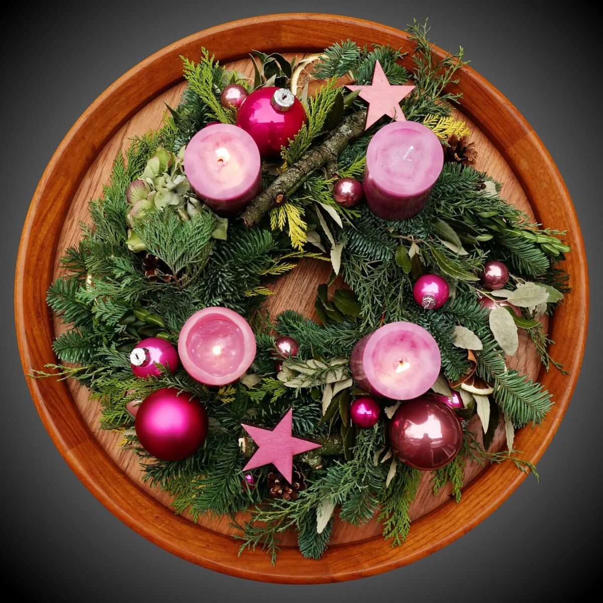 bougies roses sur couronne de branches